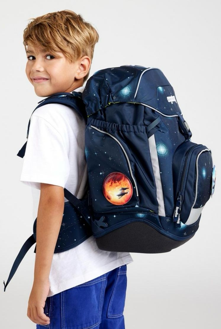Junge mit Schulranzen bei Little Leo